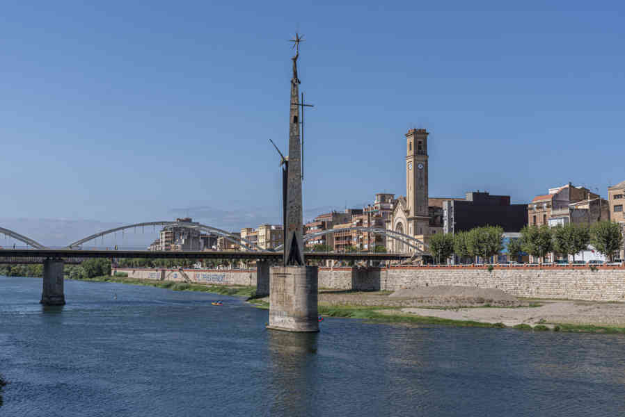 Tarragona - Tortosa 09 - monumento a los Combatientes que hallaron Gloria en la Batalla del Ebro.jpg